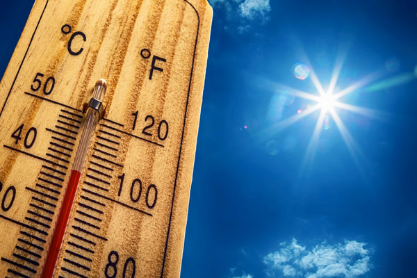 image of thermometer and sun depicting high outdoor temperatures and heat pump performance